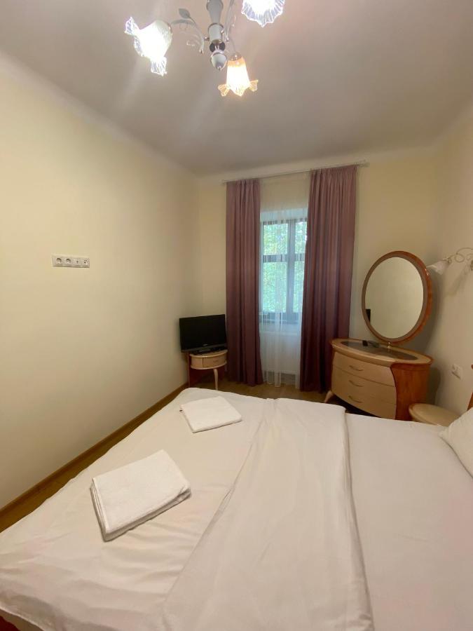 Yaroslav Osmomysl Square Apartments Leópolis Exterior foto